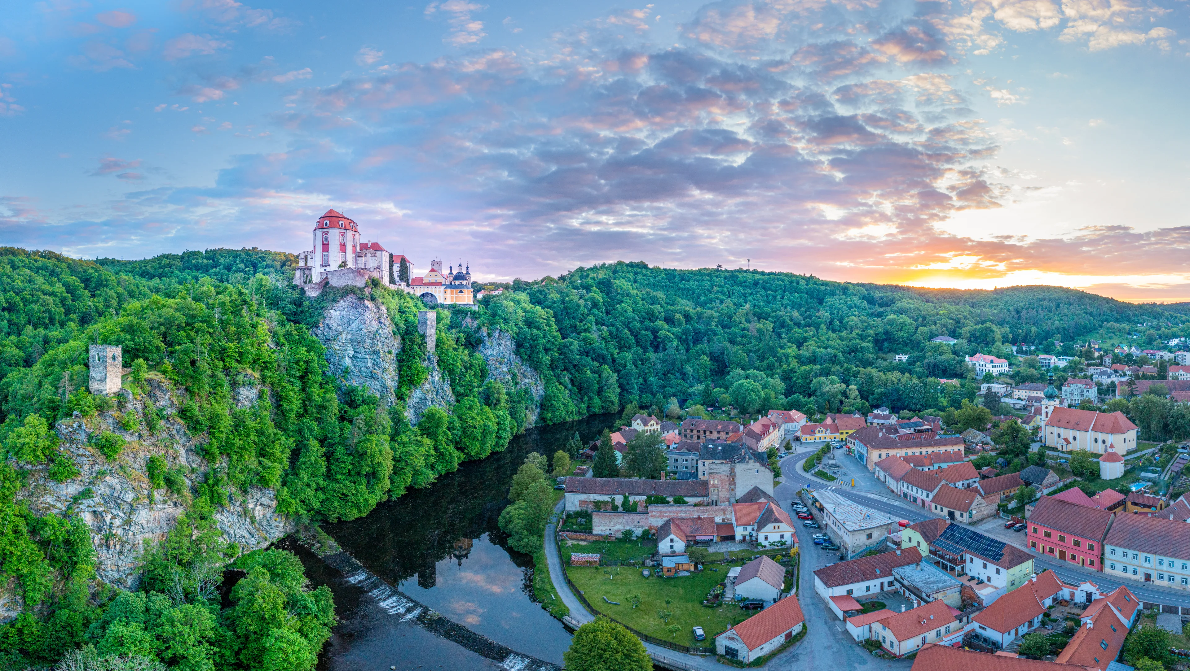 Zámek Vranov nad Dyjí na skalním ostrohu nad zákrutou řeky