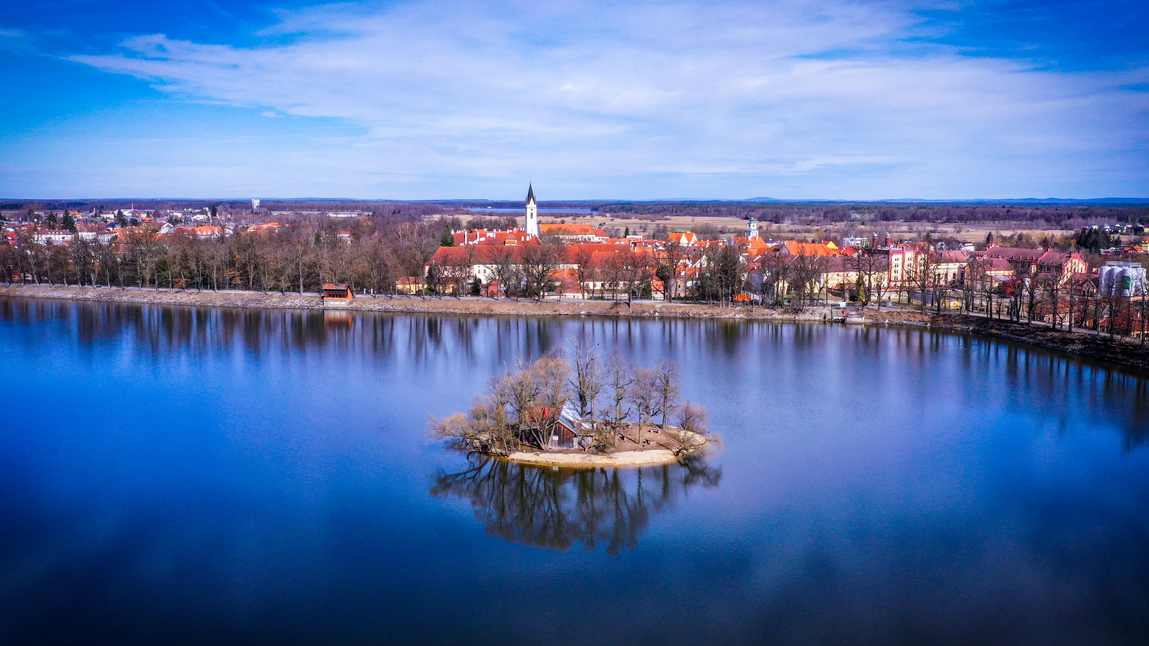 Ostrůvek na rybníku Svět a panorama historické Třeboně